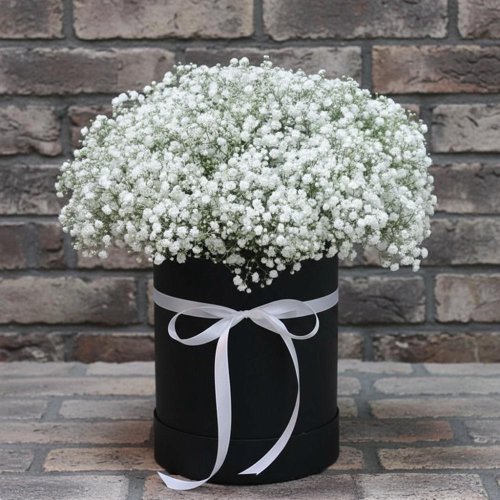 Цветочная композиция из Гипсофила в шляпной коробке в Ильинский Погост