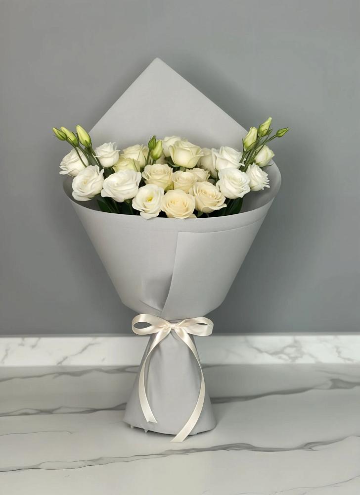 Букет цветов из: Розы и Лизиантусы в Ильинский Погост