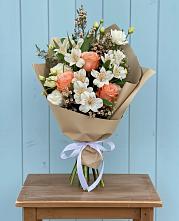 Букет цветов из:  Альстромерии, Лизиантусы, Розы и Хризантемы в Ильинский Погост
