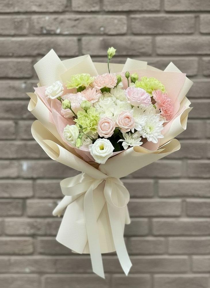 Букет цветов из: Гвоздики, Розы, Лизиантусы и Хризантемы в Ильинский Погост