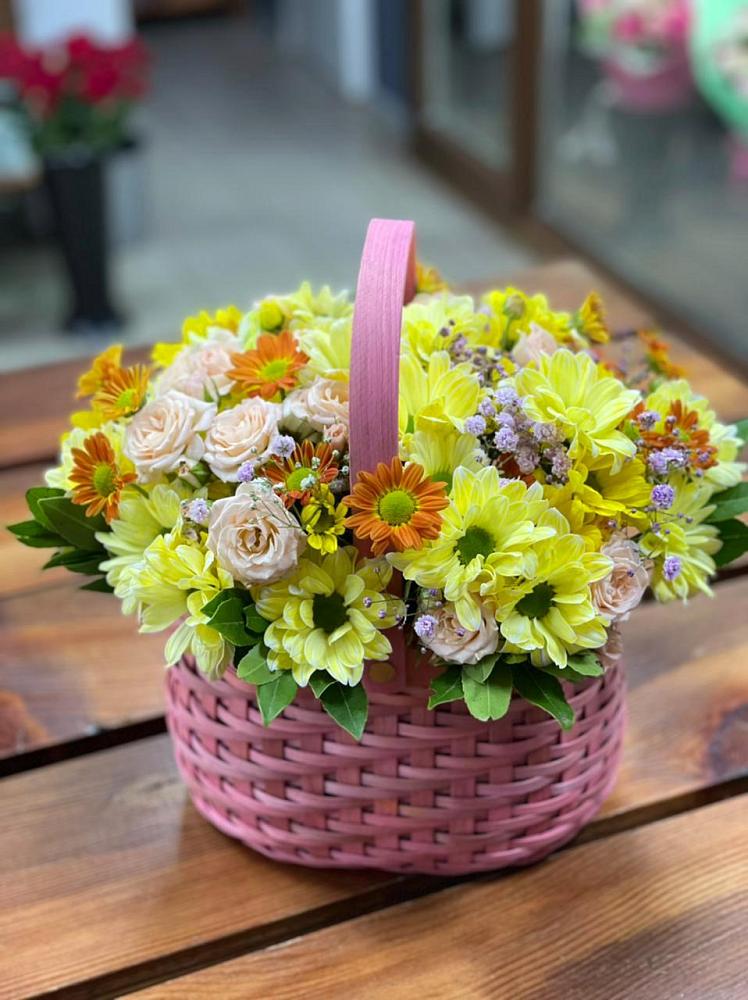 Цветочная композиция из Хризантемы и Розы в корзине в Ильинский Погост