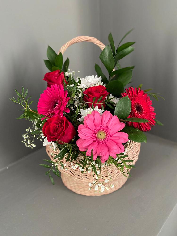 Цветочная композиция из Розы, Хризантемы и Герберы в корзине в Ильинский Погост