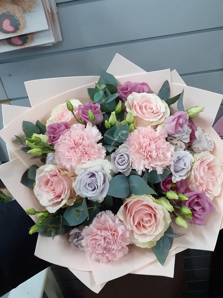 Букет цветов из: Розы, Гвоздики и Лизиантусы в Ильинский Погост