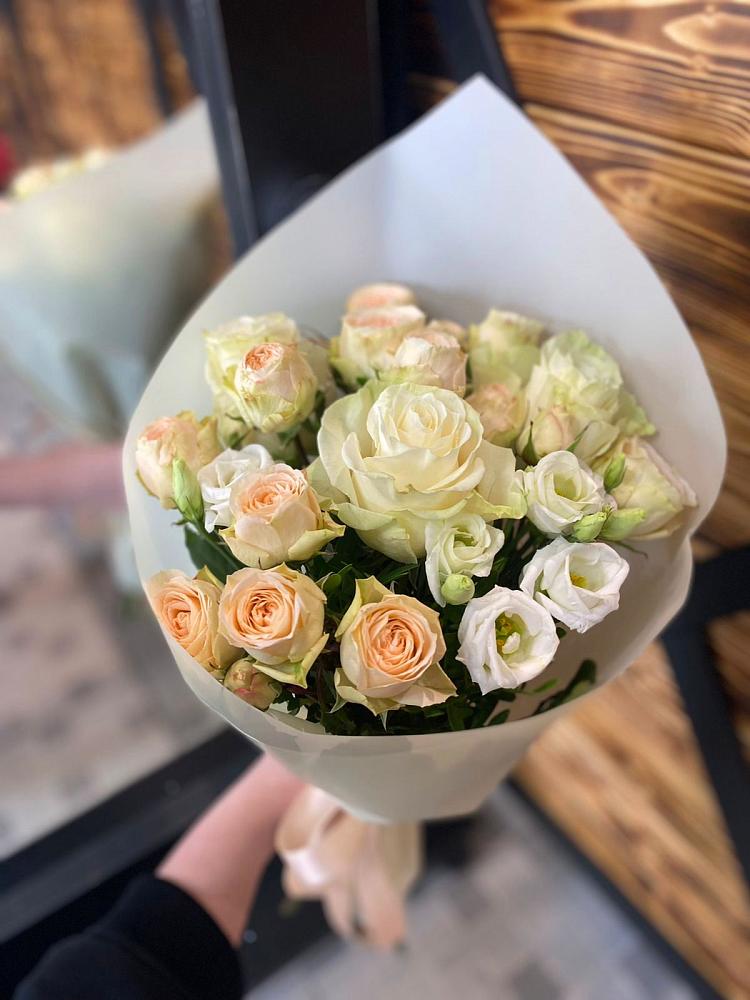 Букет цветов из: Розы и Лизиантусы в Ильинский Погост